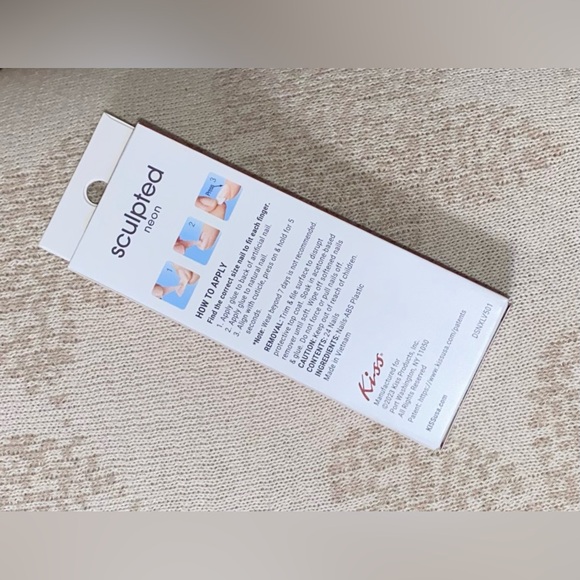 Kiss sculpted neon pink fake nails - Picture 2 of 3